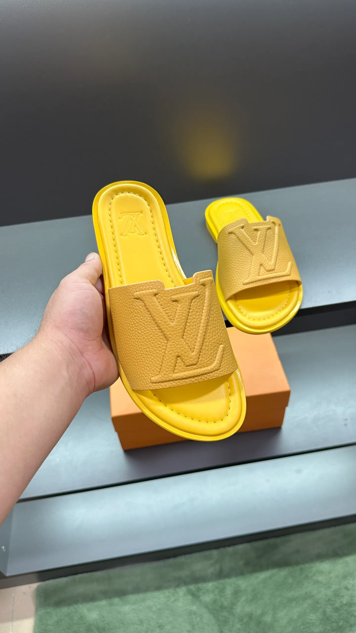 P280 🔍Top purchasing agent LV men's spring and summer slippers counter synchronized. The uppers are made of cowhide fabric imported from Italy, with logo graphics and high-quality craftsmanship. The soles are: original soles specially provided by the original factory. Exclusive molded soles are super comfortable. Original factory follow-up orders. 🔍🔍High quality. You can enter and exit the counter at will. Welcome to compare. Size 38-45